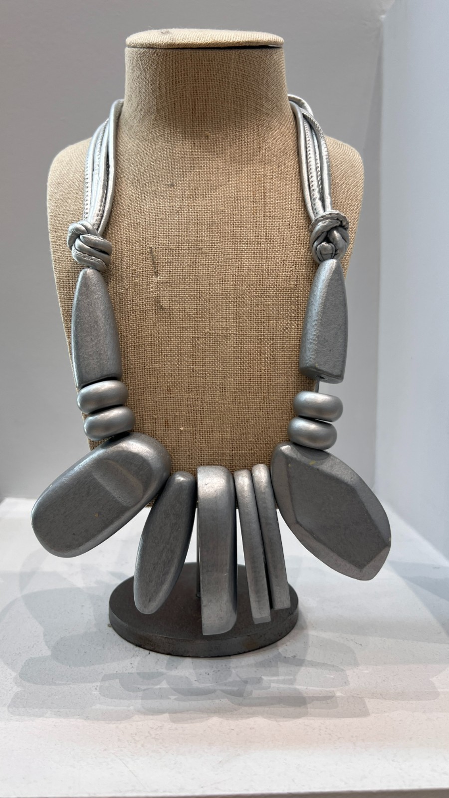 Le streghe women wood statment necklace in gray/silver