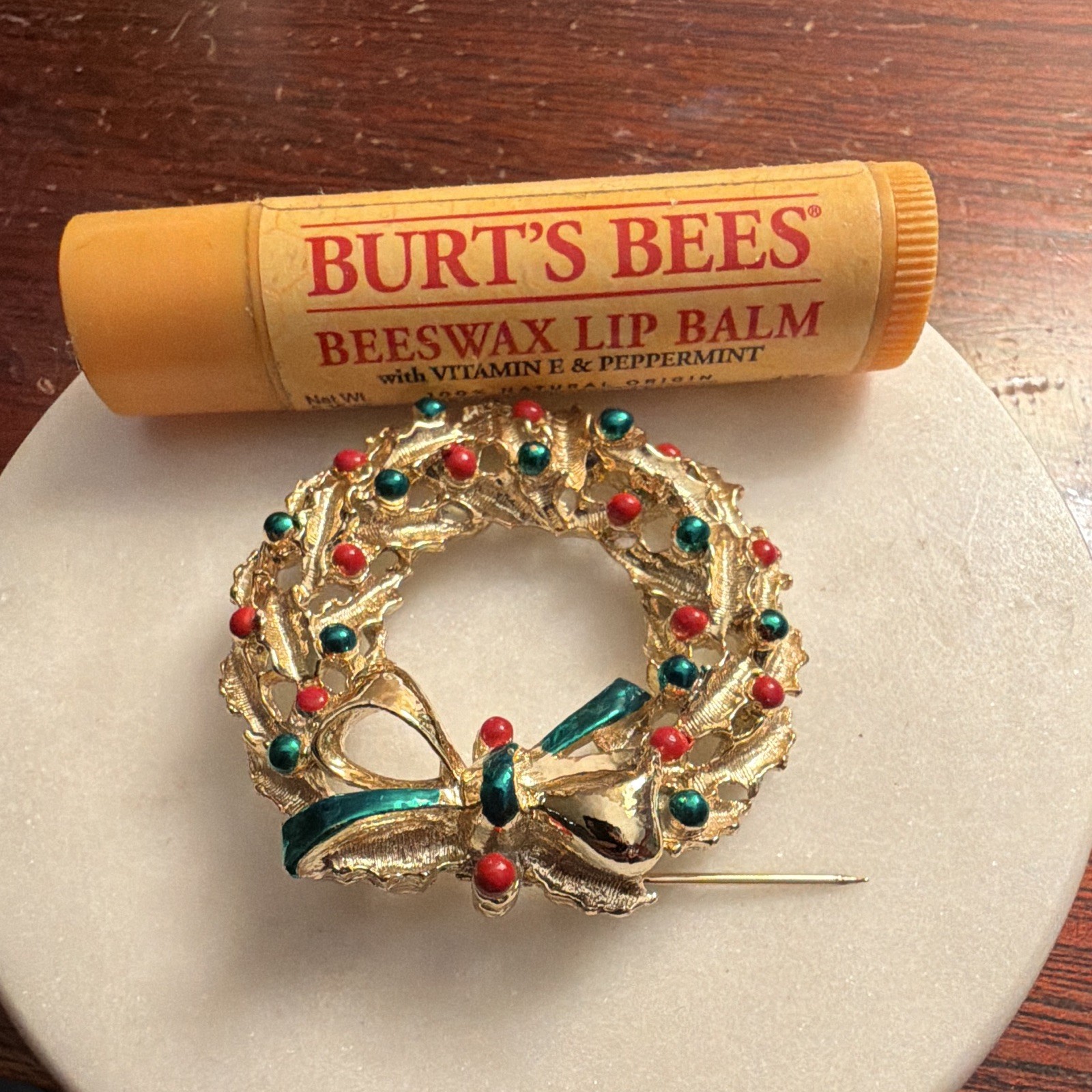 Gold Tone Christmas Wreath Brooch Pin Metal Red & Green Accents Bow