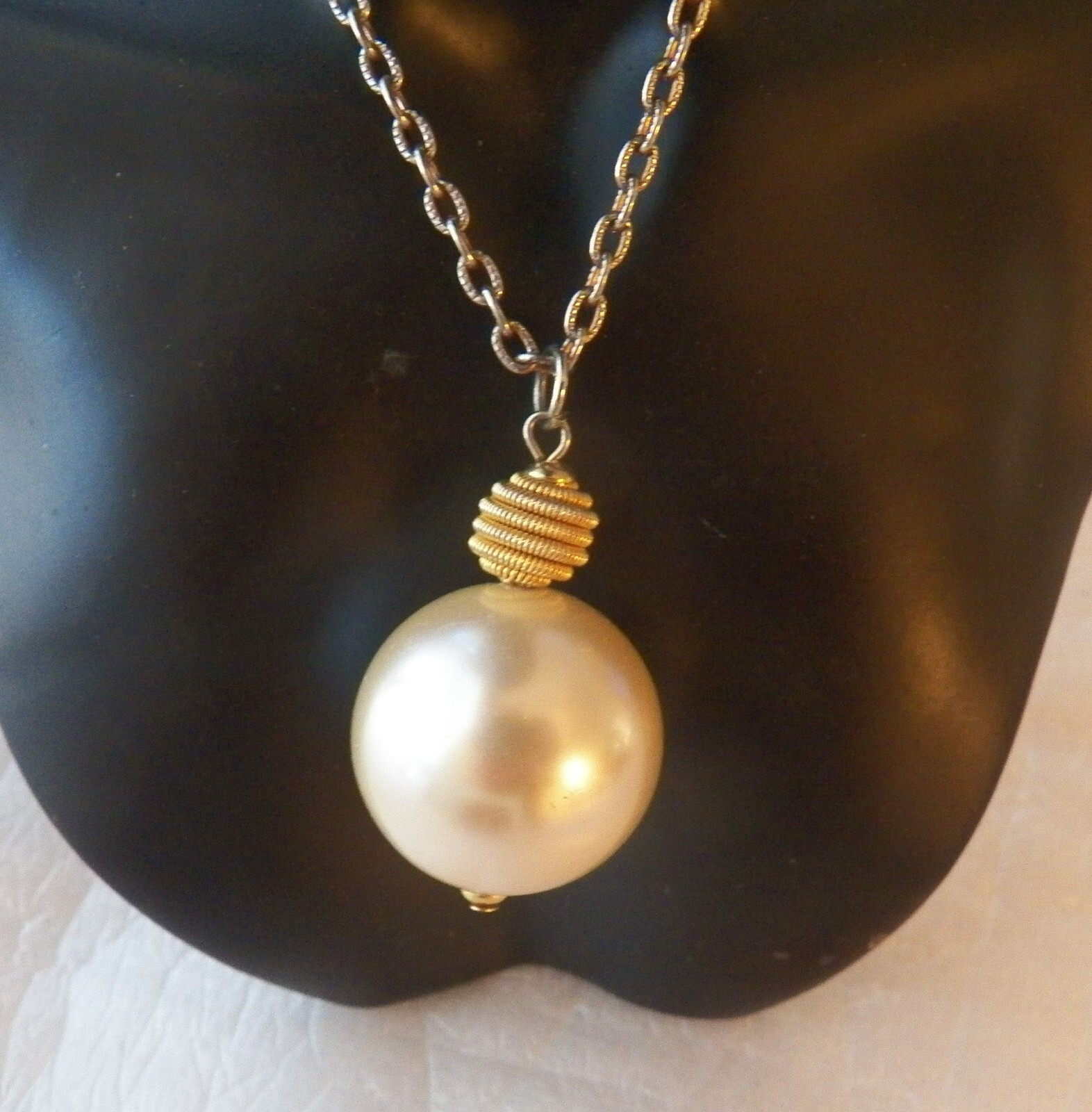 Large White ‘Bulb’ Pendant Necklace 30 in. Vintage Jewelry Fashion