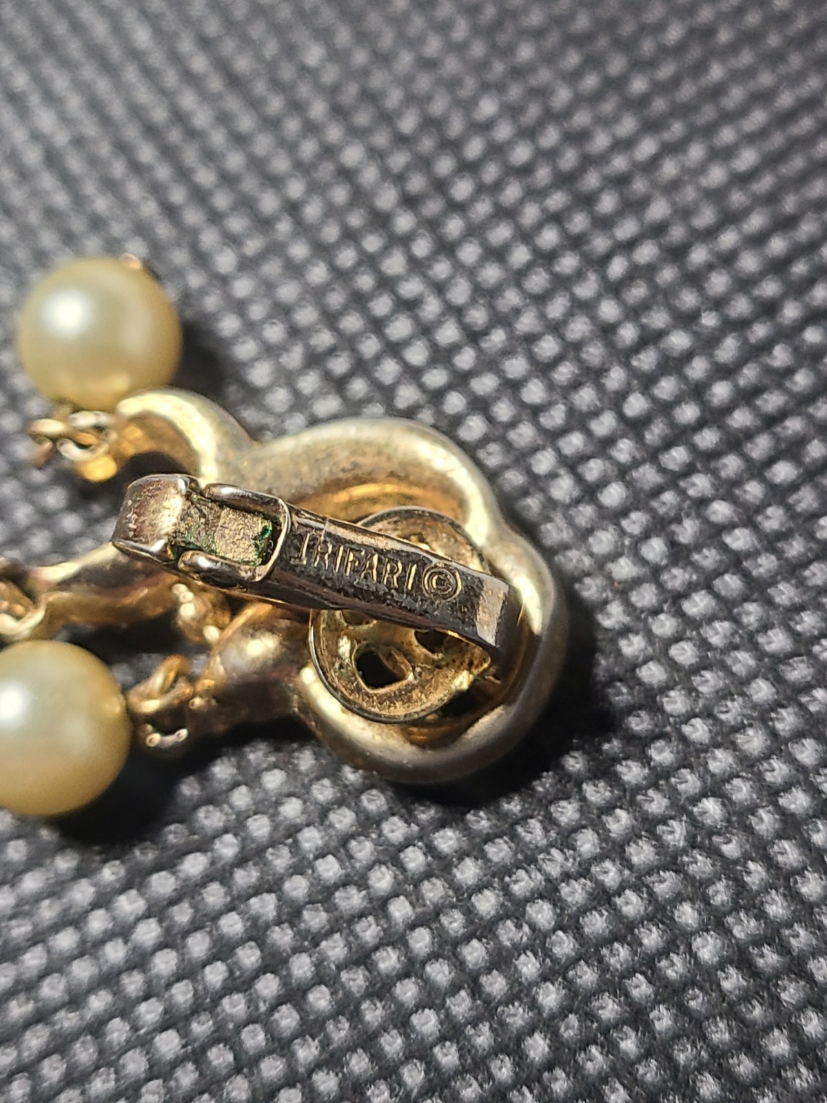 Vintage Signed Trifari Rhinestone Pearl Gold Tone Brooch And Clip Earrin G2U