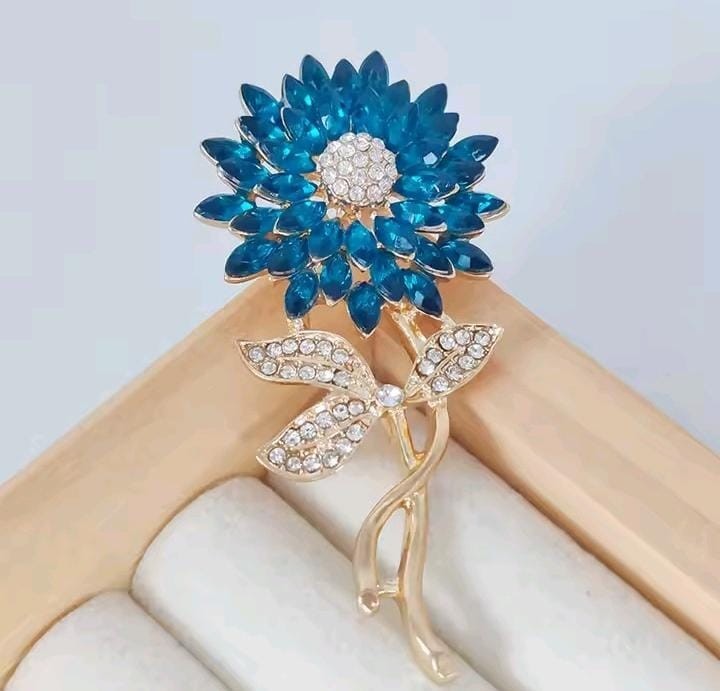 Flower Brooch Pin Gold Tone Rhinestone Floral Lapel Scarf Jacket Coat Pin Women