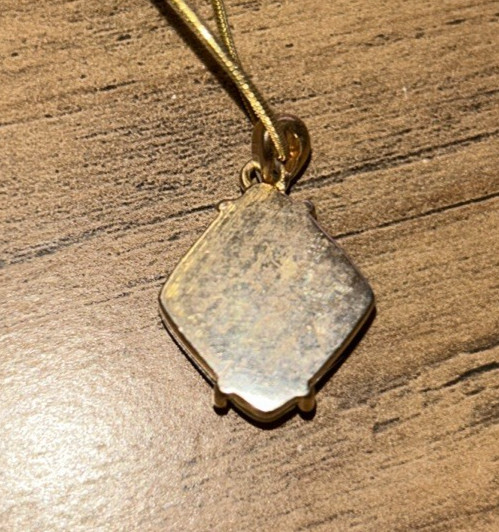Unbranded Women’s 18” – 20.5” Goldtone Chain Necklace With Green Pendant EUC
