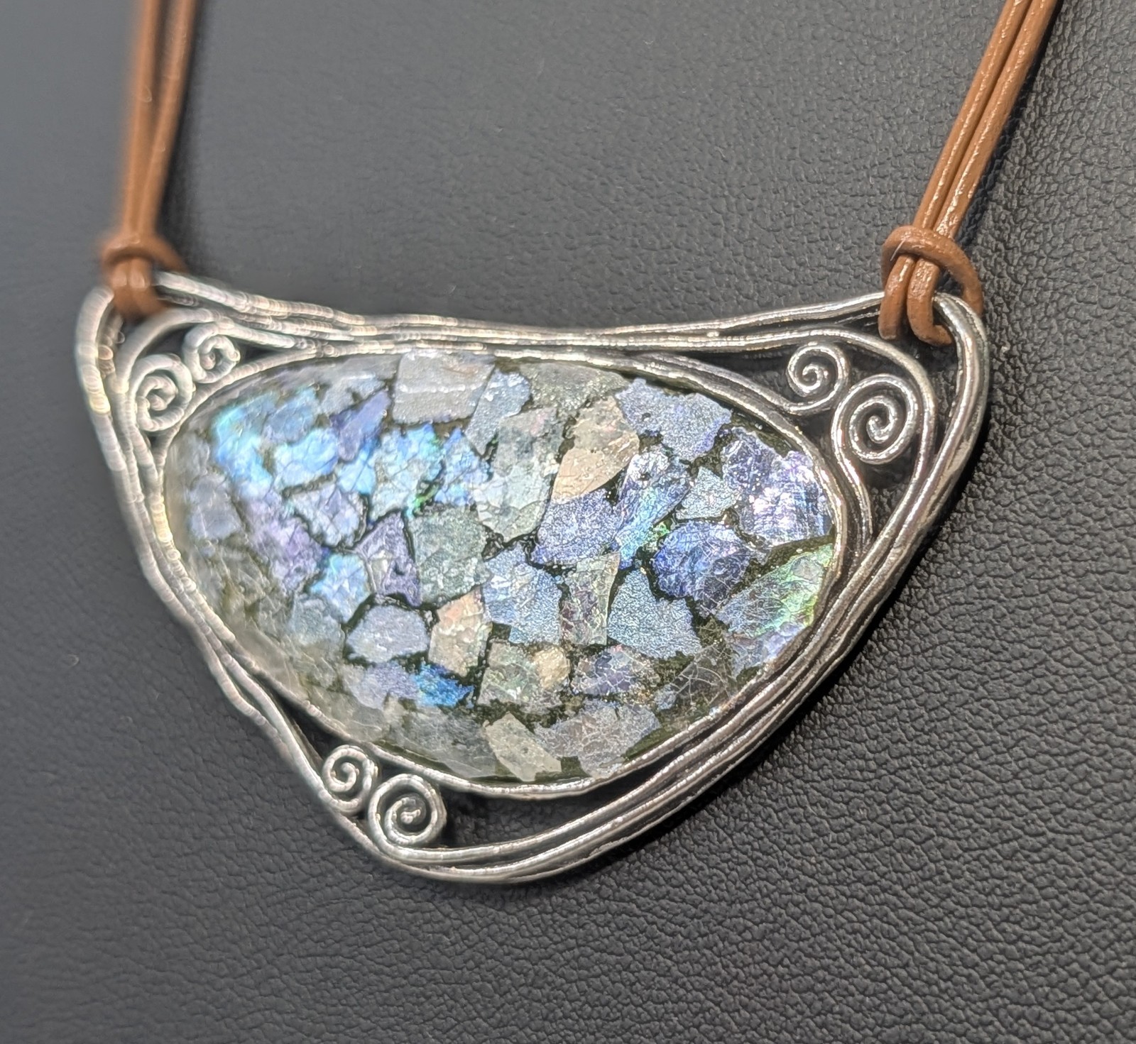 ** (NOS) Noa Zuman Freeform Roman Glass Leather Drop Necklace (~17g) AR-37