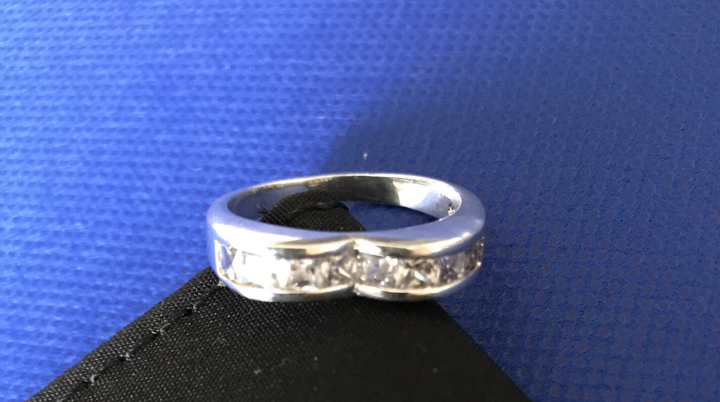 Beautiful CHANNEL SET CUBIC ZIRCONIA 8 STONE ALMOST HEART SHAPED BAND