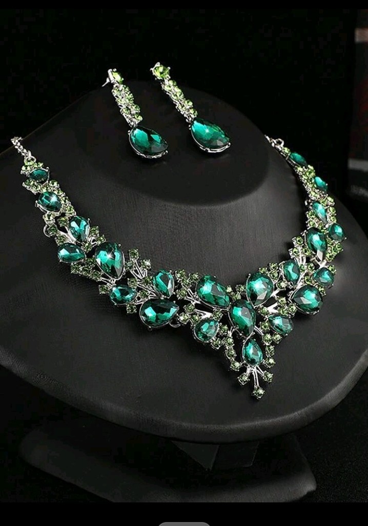 Silver-Plated Zinc With Green Rhinestones Necklace And Earrings Set