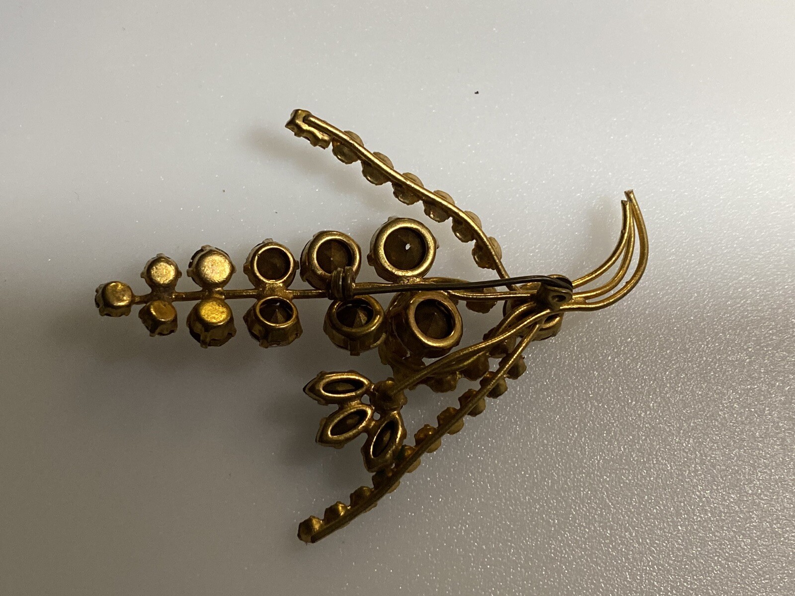 Vintage Brooch Flower Rhinestones Gem Spray Gold Metal 10.30g 1950′ zz