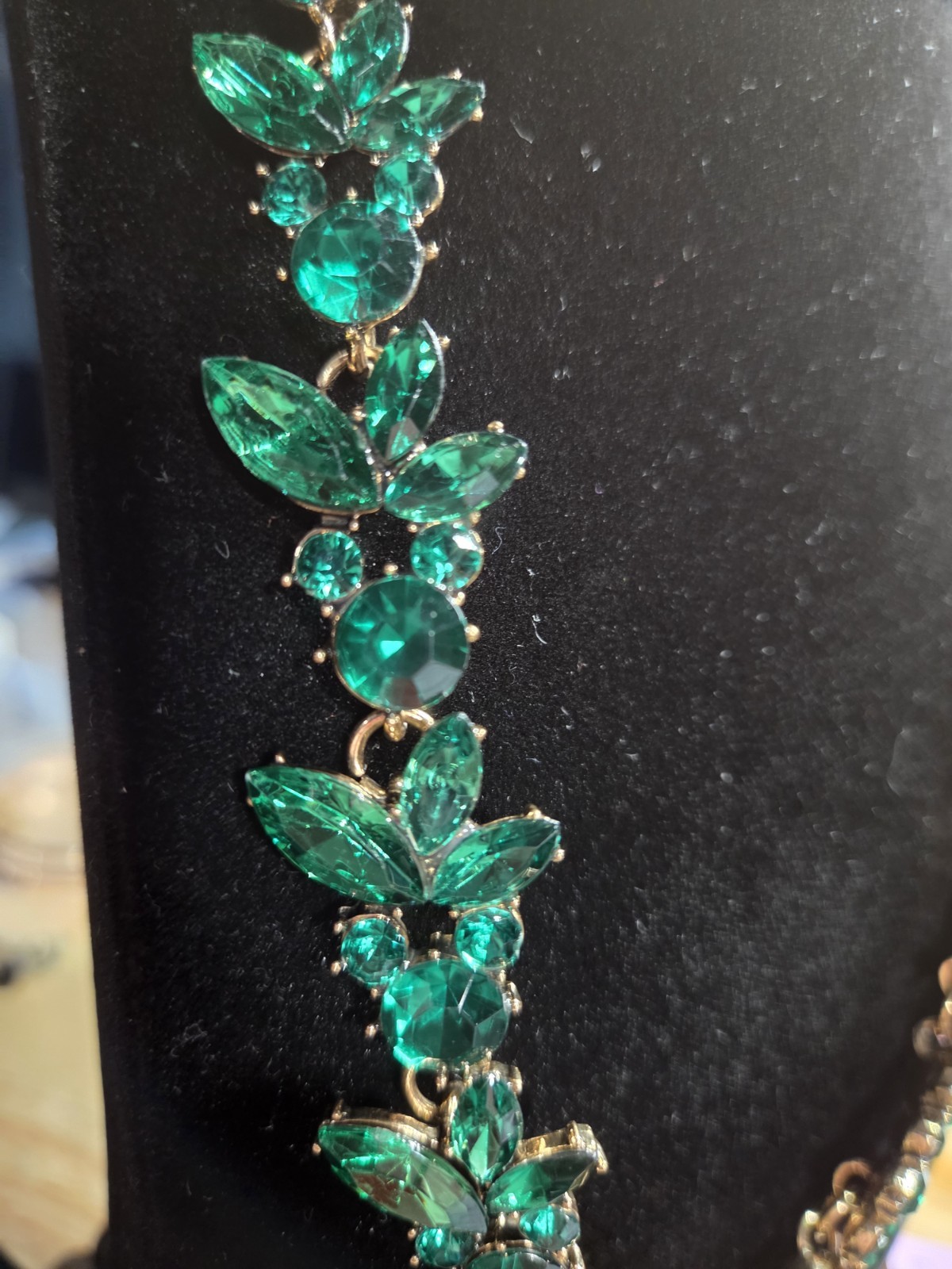 Gold Tone Emerald Green Acrylic Rhinestone Floral Necklace 18-20.5″