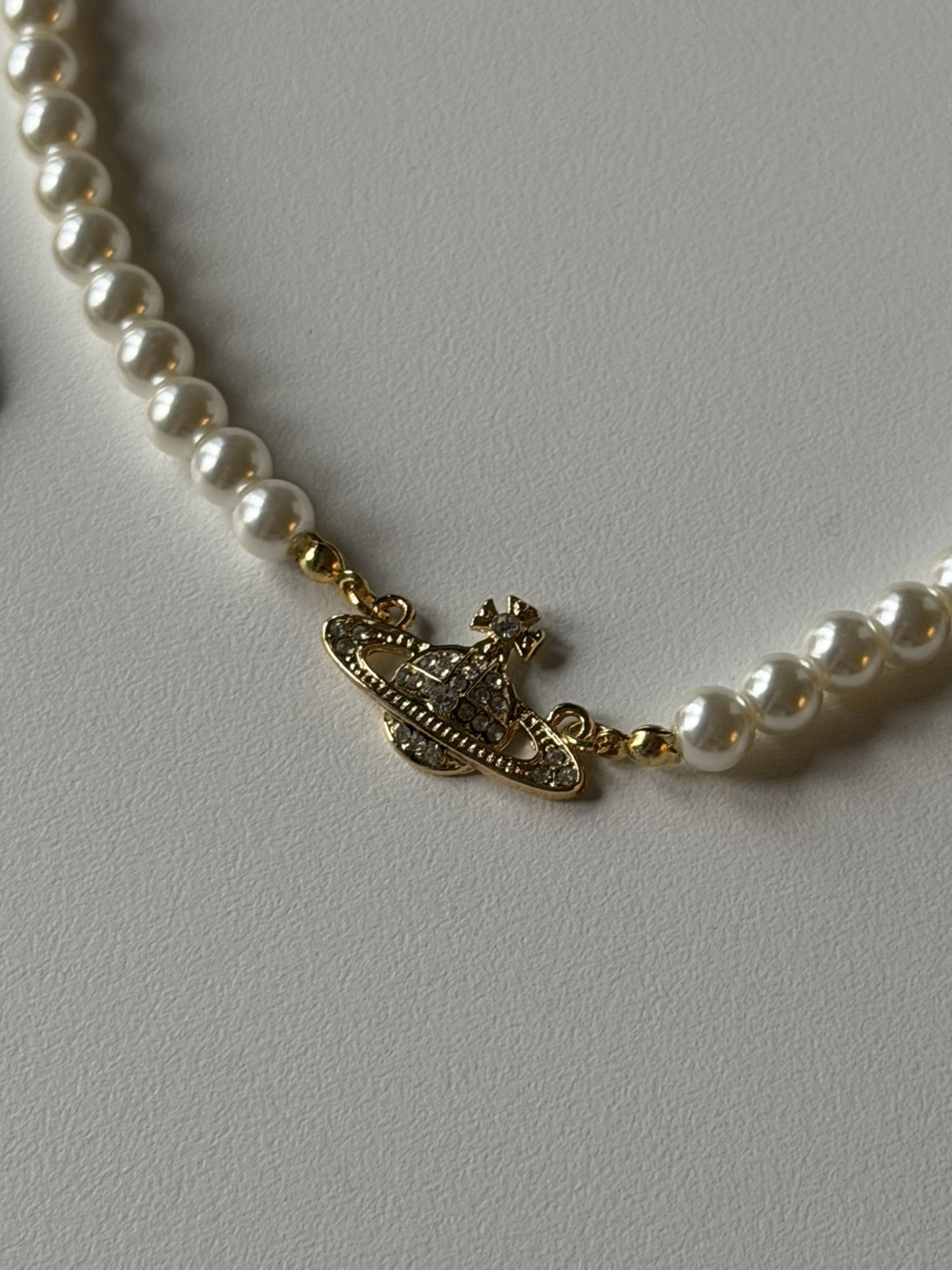 VW Mini Bas Relief Pearl Choker – Gold