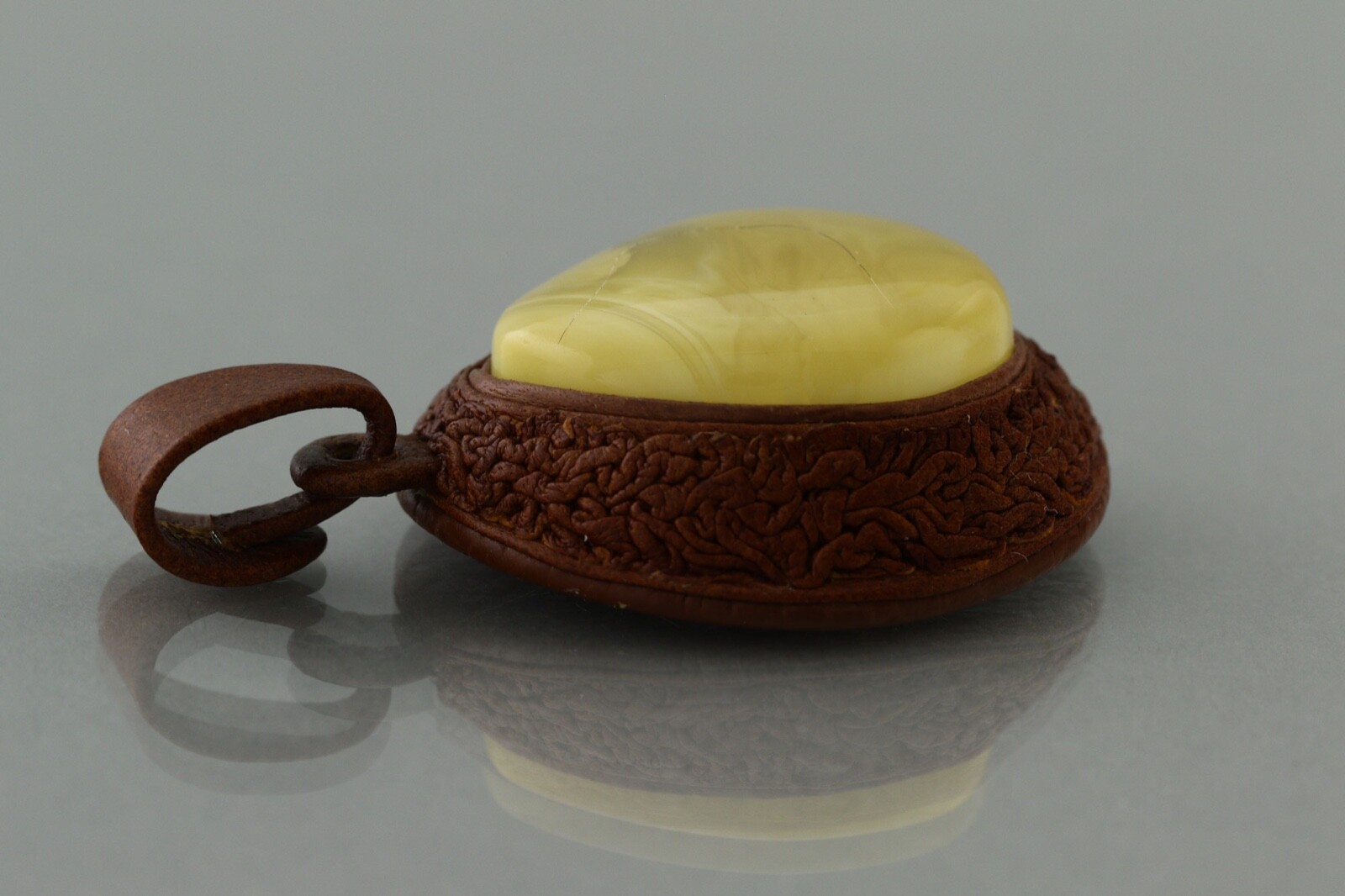 Genuine BALTIC AMBER Egg Yolk ARTISAN Leather Pendant Charm 15.7g 211208-14