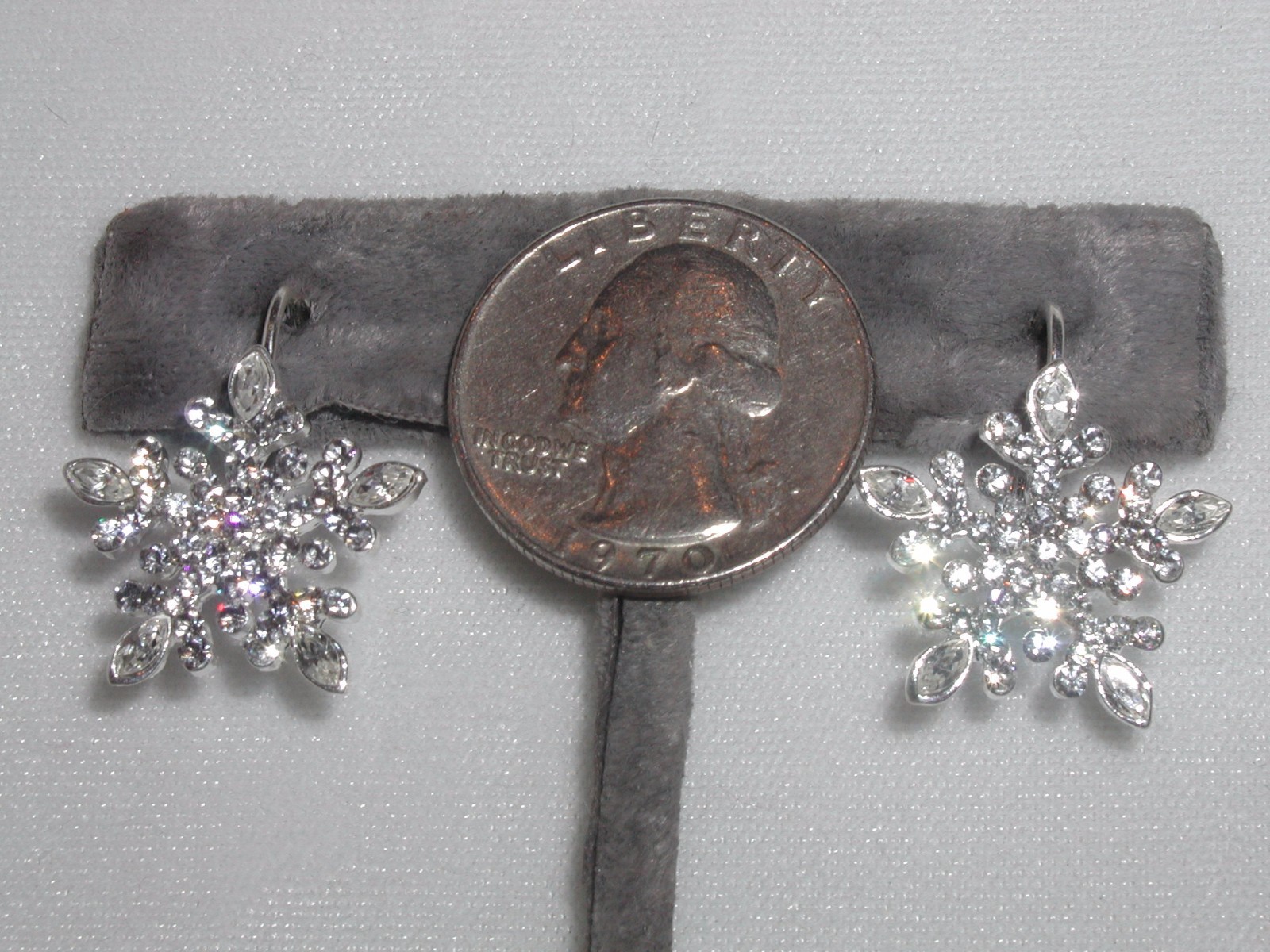 SNOWFLAKE EARRINGS AUSTRIAN CRYSTAL WEAR ALL WINTER CHRISTMAS BRIDE TEACHER
