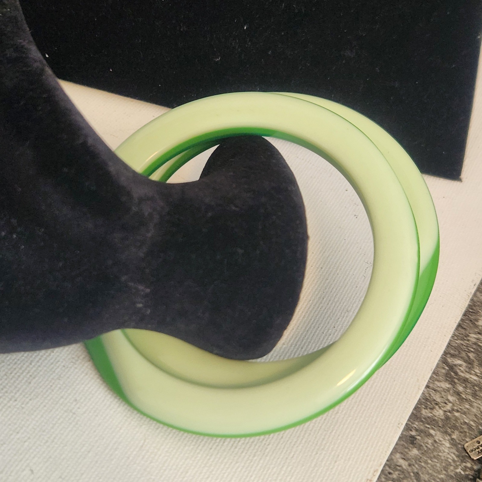 Green Resin acrylic Bangle Bracelet Set 4pc Round Wavy Scalloped Stackable Retro