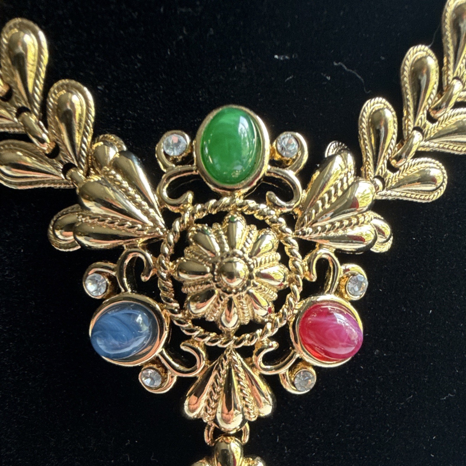 Vintage Trifari TM Signed Moghul Multicolor Cabochon Gold Tone Necklace