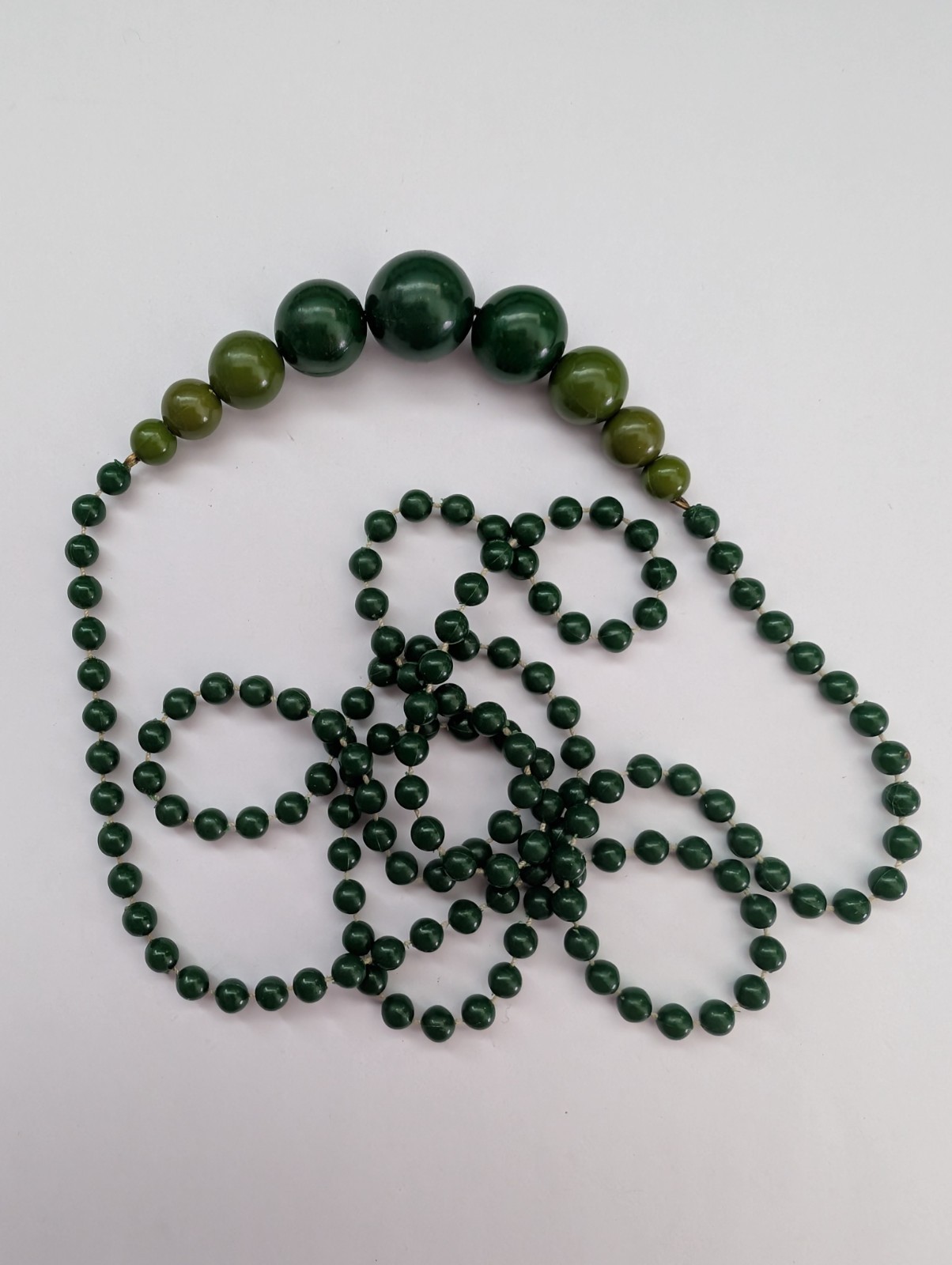 Long single strand green prominent graduated focal statement beaded necklace