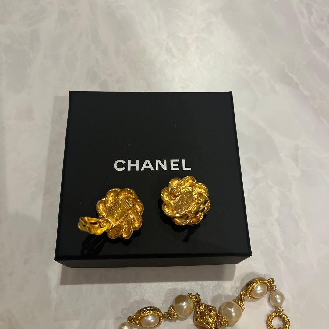 CHANEL Flower Design Clip-On Earrings Pearl Gold Vintage Jewelry Box Included