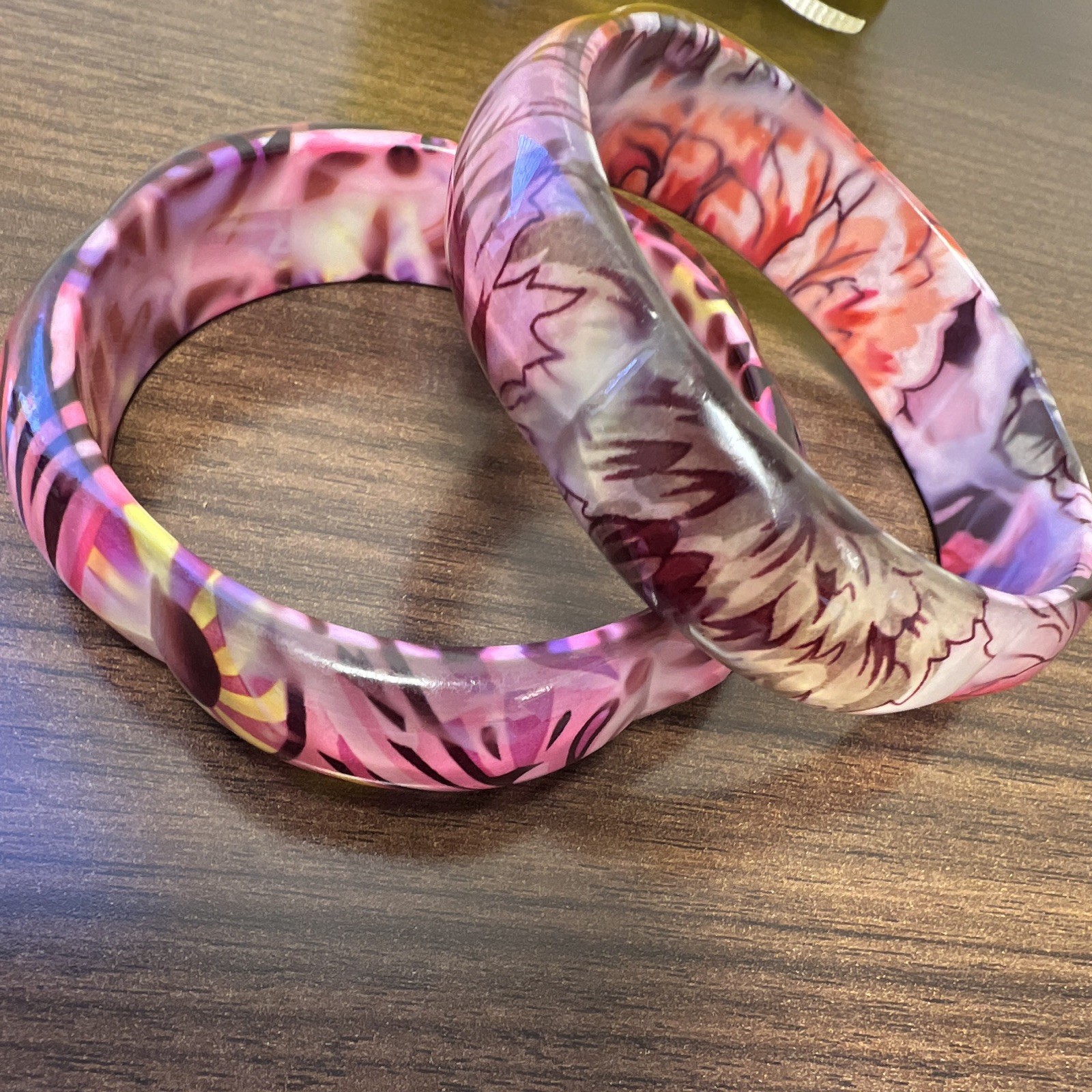 2 Vintage Multicolor Floral Lucite Scalloped Bangle Bracelets Pink Purple Red