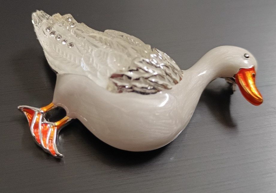 New Napier Silver Tone White Duck Pin