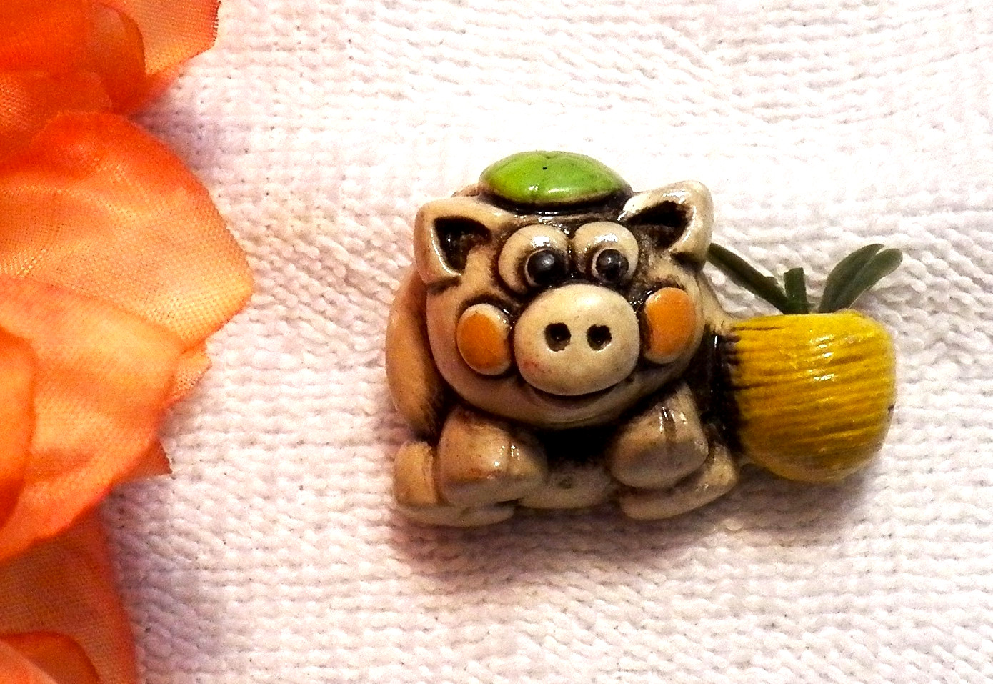 CLASSIC BROOCH WHIMSICAL PIG BOVINE SWINE HOG BOAR SNOUT CURLY TAIL PLASTIC K8