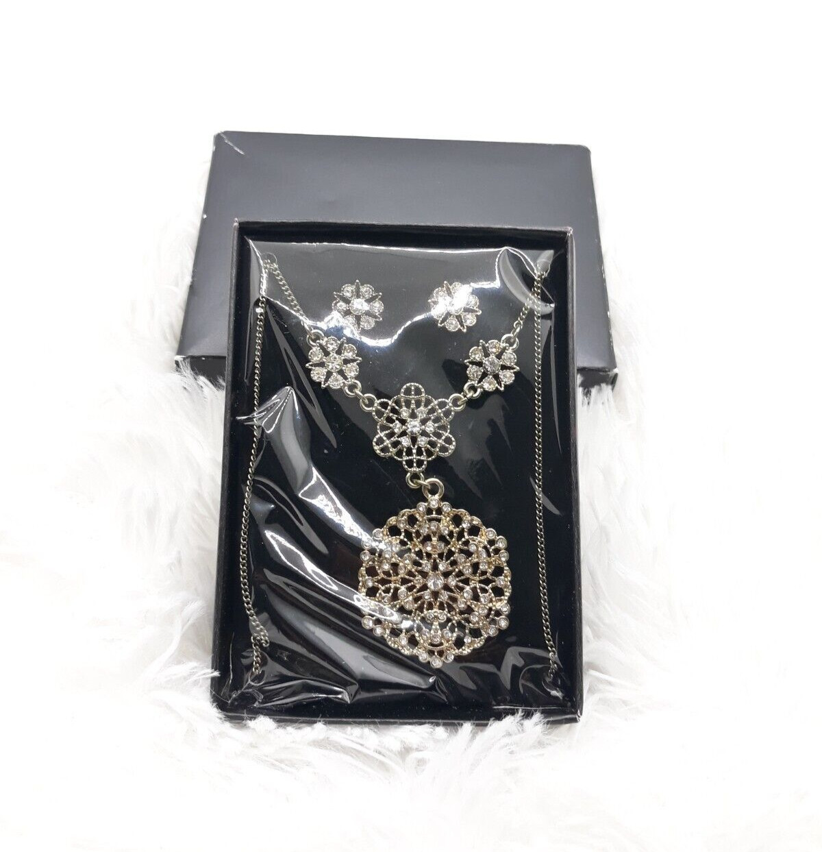 AVON FANCY FILIGREE NECKLACE AND EARRING GIFT SET (BURNISHED GOLDTONE) SEALED!!!