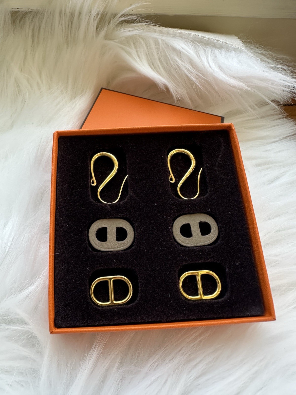 Hermes O’Maillon earrings in gold and E Toupe leather