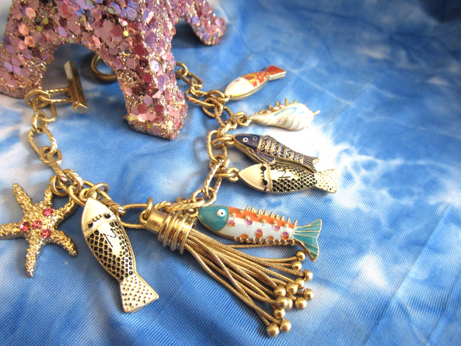 Stunning FISH TROUT Jewel Matte Gold Tone Pink Crystal Dangle Charm Bracelet NEW