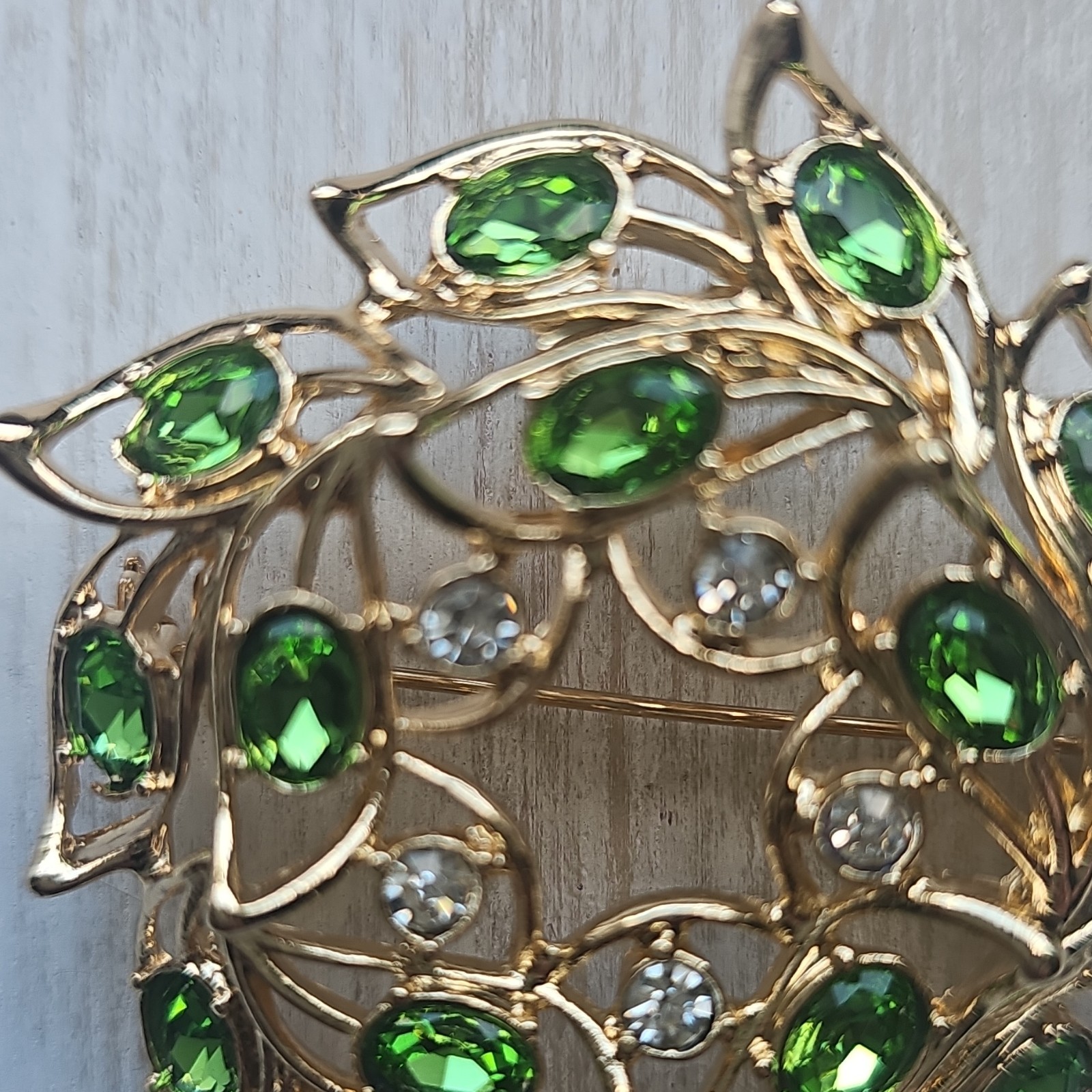 Avon 2019 Signed Gold Tone Green & Clear Rhinestone Leaf Wreath Brooch Pin