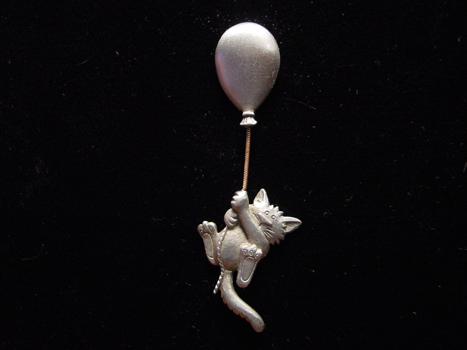 “JJ” Jonette Jewelry Silver Pewter ‘CAT HOLDING BALLOON’ & Flying Away Tack Pin
