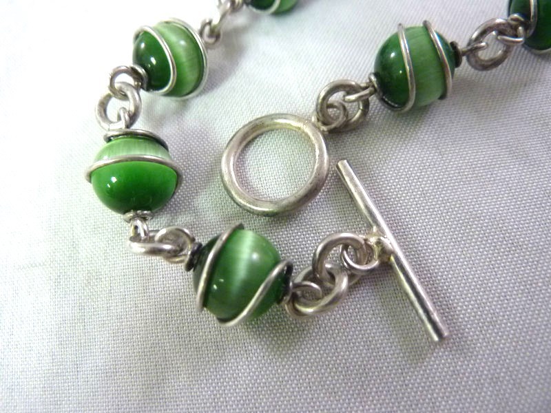 VERY COOL STERLING GREEN SATIN GLASS BEAD BRACELET 15.7g 7.5″ I-3486