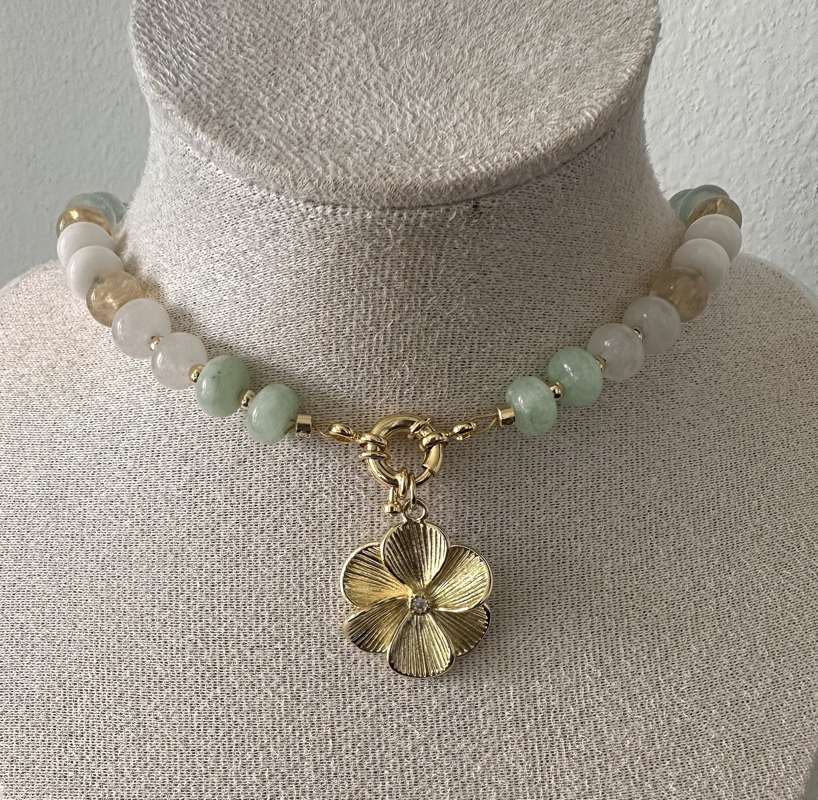Multicolor Stone Beaded Necklace Gold Tone Flower Charm Pendant Adjustable