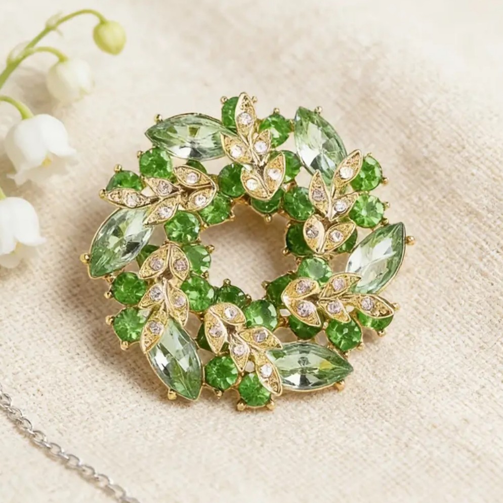 RHINESTONE CIRCLE~ICE GREEN CRYSTAL~VINTAGE CHRISTMAS HOLIDAY WREATH PIN BROOCH