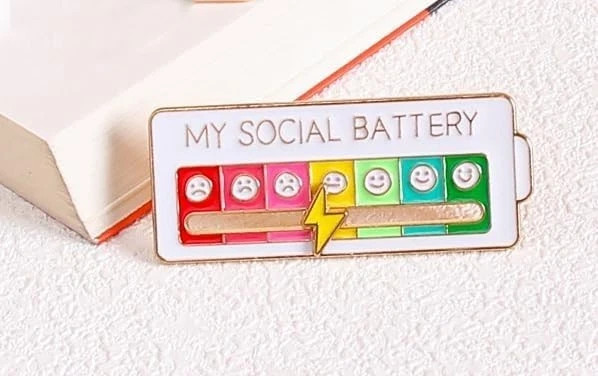 Funny Social Battery Slider Pin – 7-Mood Expression Badge, Cute Interactive Pin